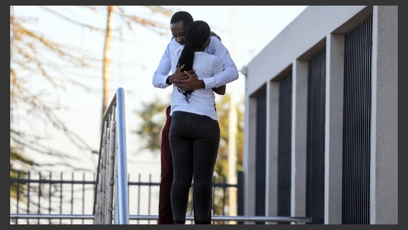 Dos familiares buscan consuelo en un centro de asistencia.