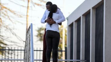 Dos familiares buscan consuelo en un centro de asistencia.