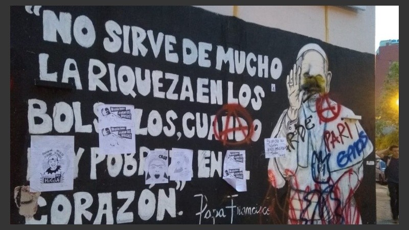 Un mural con una frase del Papa Francisco sufrió la pintada y la pegatina.