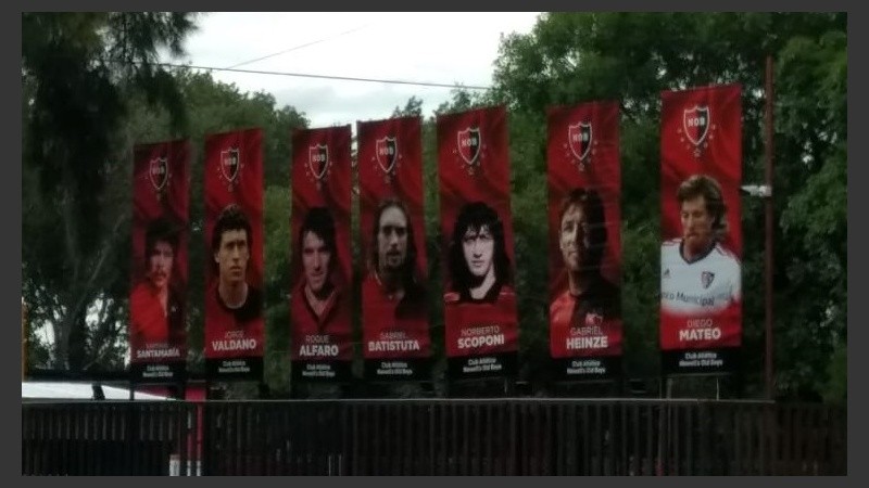 La entrada a Bella Vista, con Alfaro entre Valdano y Batistuta. 