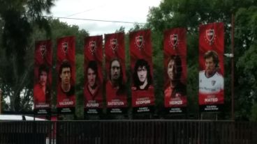 La entrada a Bella Vista, con Alfaro entre Valdano y Batistuta.