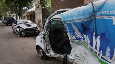 Así quedaron el Focus y la Kangoo tras el choque en San Martín y Garibaldi.