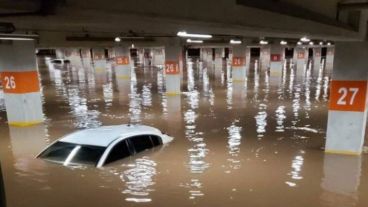 El agua avanzó a velocidad y cubrió grandes superficies.