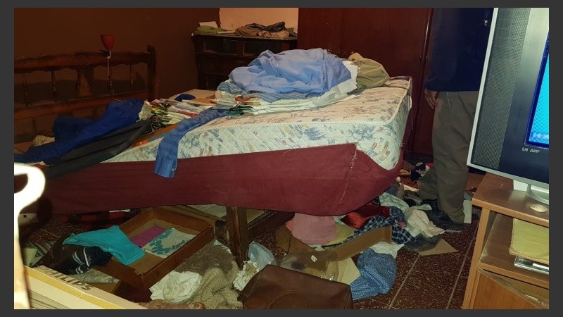 En el interior de la vivienda dejaron todo desordenado.