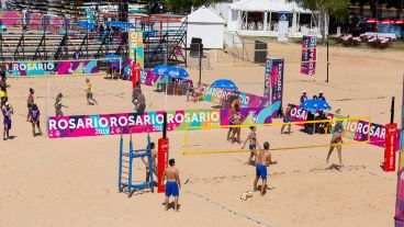 Deportistas entrenando en las canchas de voley. La Florida ha sufrido una transformación para recibir los juegos.