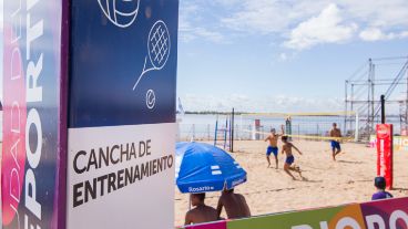 Los distintos jugadores tienen canchas para practicar.