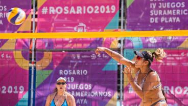 Una deportista practicando en una de las canchas.