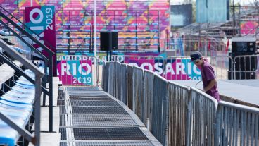 Un hombretrabajando para dejar todo listo para este jueves.