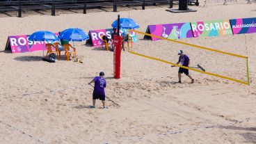 Trabajos en la arena en la cancha principal de Voley.