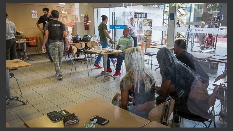 El operativo conmovió a los clientes del bar y minimarket.