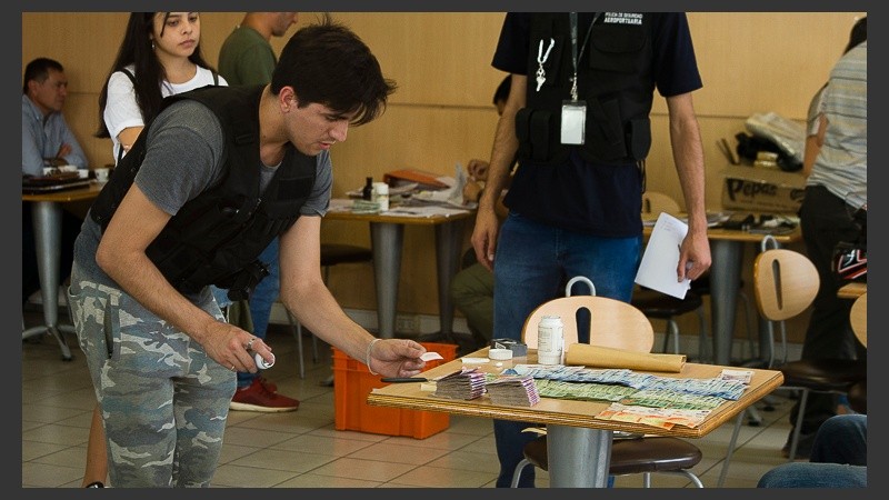 El operativo conmovió a los clientes del bar y minimarket.