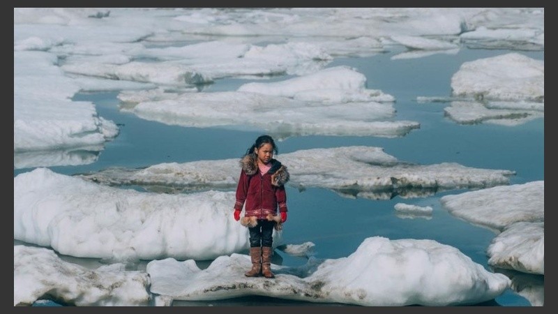 Calentamiento global: una niña sobre el hielo del Ártico en Alaska, en retroceso.