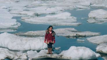 Calentamiento global: una niña sobre el hielo del Ártico en Alaska, en retroceso.
