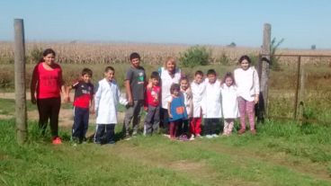 Lilian Cipollone con sus alumnos de la Florentino Ameghino.