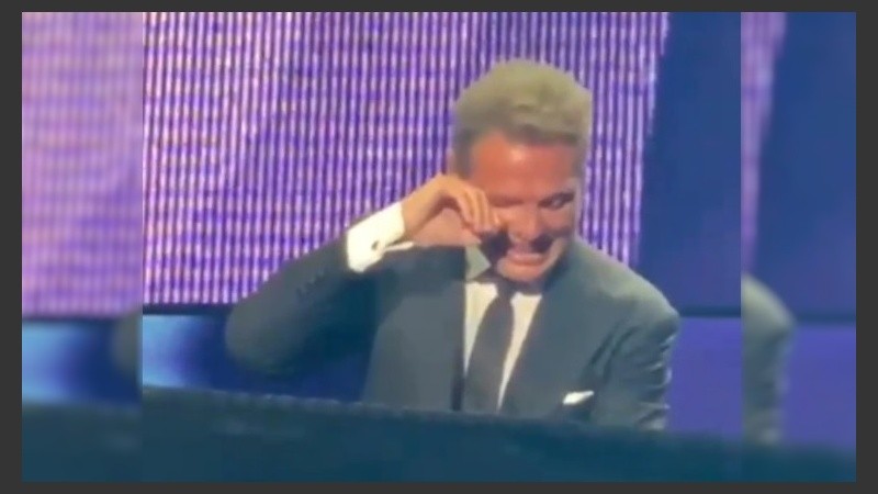 El músico mexicano se emocionó frente a su público.