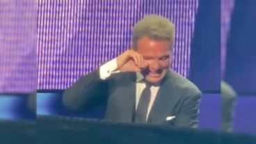 El músico mexicano se emocionó frente a su público.