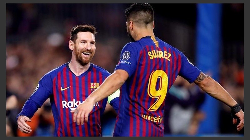 La sonrisa de Messi para festejar su segundo gol junto a Suárez.