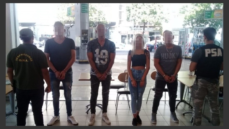 Los cuatro detenidos en la estación de servicio.