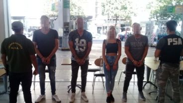 Los cuatro detenidos en la estación de servicio.