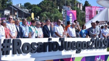 El izamiento de banderas en el Balneario La Florida.