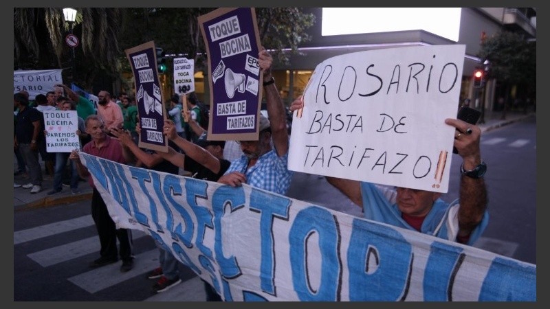 La protesta volvió a rechazar la suba de tarifas.