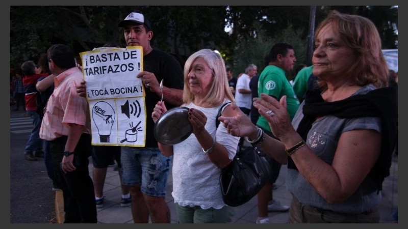 El ruidazo contra los tarifazos en el centro de Rosario.