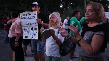 El ruidazo contra los tarifazos en el centro de Rosario.