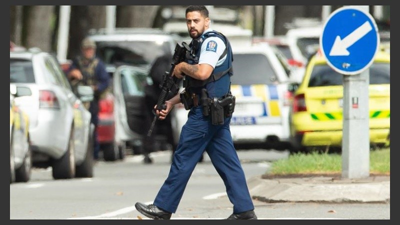 Policía patrrulla las calles de Chrischurch tras el ataque terrorista. 