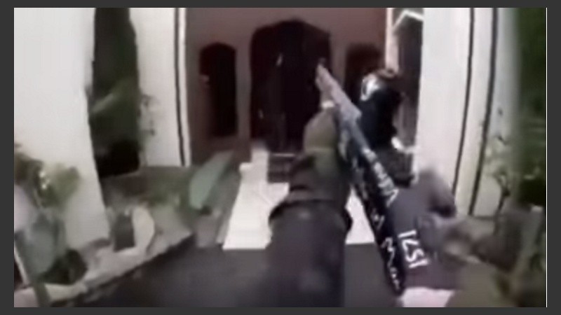 Con la cámara en la cabeza, el terrorista filmó todo. 