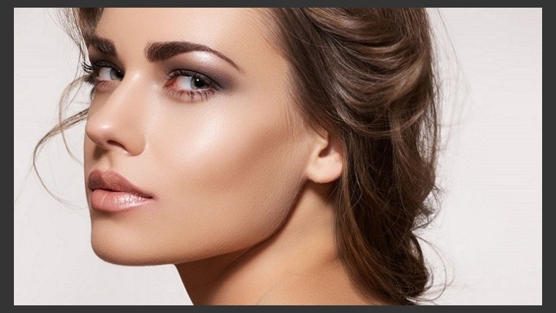 La base es el paso más importante de un maquillaje con glitter perfecto 