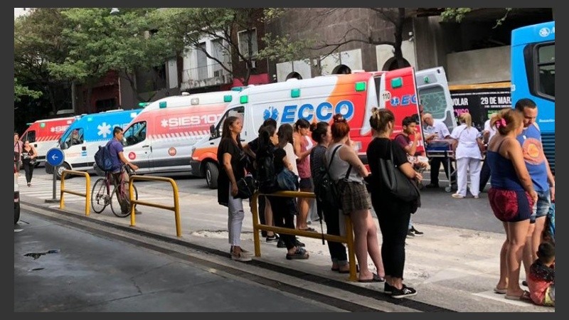 Santa Fe y España se llenó de ambulancias este viernes a la tarde.