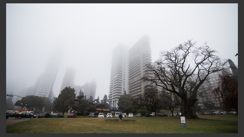Algunos sectores de la ciudad amanecieron con mucha niebla este sábado. 