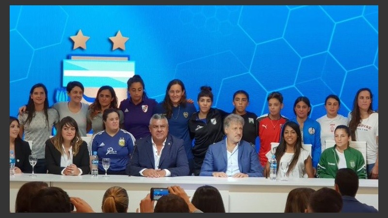 Tapia, Marchi y las jugadoras de los 16 equipos ahora profesionales de Argentina. 