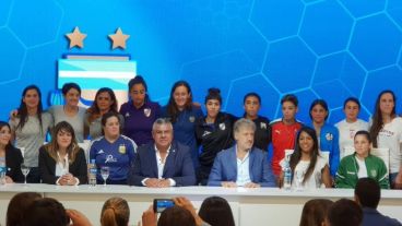 Tapia, Marchi y las jugadoras de los 16 equipos ahora profesionales de Argentina.