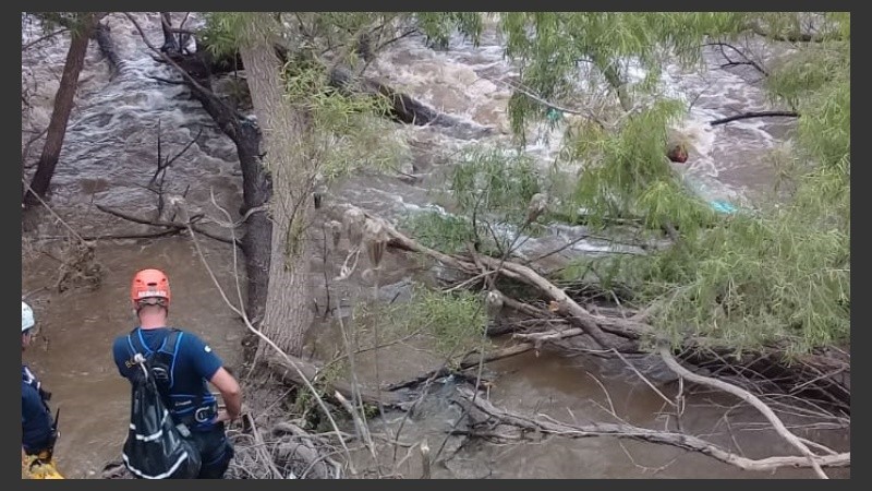 Bomberos de Salto Grande participan en las tareas de rescate.