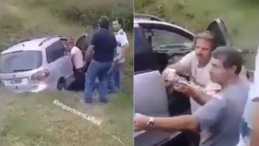 Arana entre las personas que asistieron a los heridos por el choque.