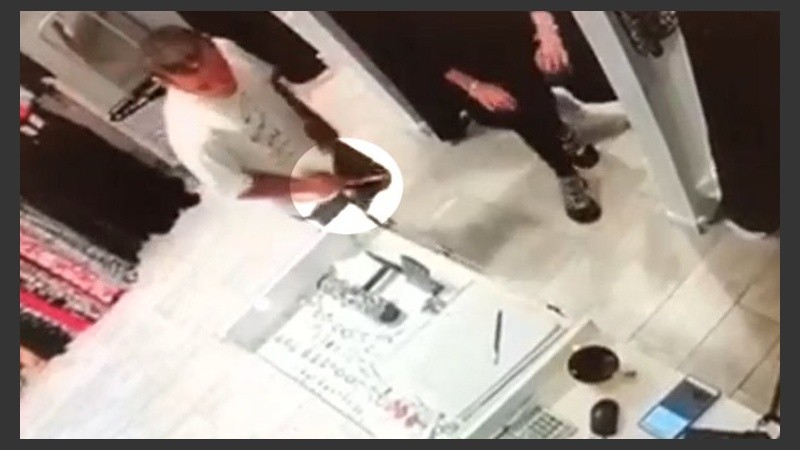 El ladrón amenazó a la empleada con un cuchillo.