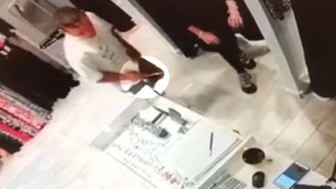 El ladrón amenazó a la empleada con un cuchillo.