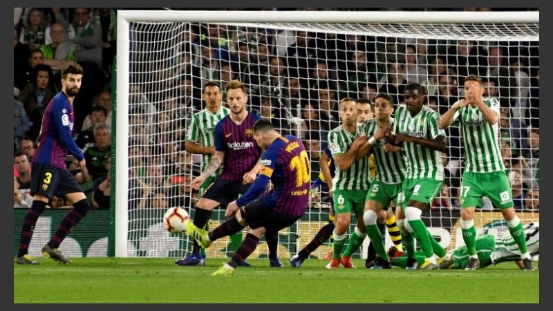 Crack. Leo abre la cuenta con un tiro libre al palo del arquero.