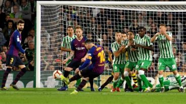 Crack. Leo abre la cuenta con un tiro libre al palo del arquero.