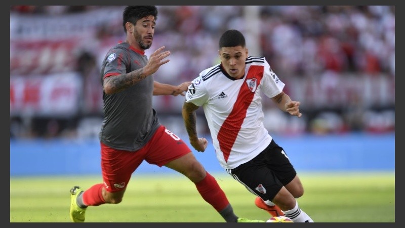 Quintero, antes de la lesión, en acción ante Independiente.