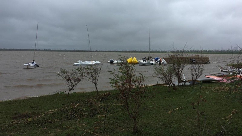 Frío y lluvia en la laguna El Saco, donde se disputan los Juegos de Playa. 