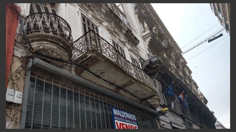 La casona de Sarmiento al 700 desde donde cayó el vidrio.