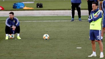 Los "Lioneles", Messi y Scaloni, miran la práctica.