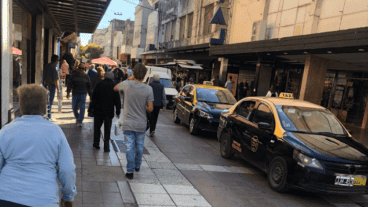 Nunca visto: autos en la peatonal San Martín.
