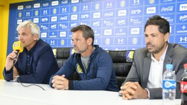 El presidente junto al vice Ricardo Carloni y el DT Diego Cocca.