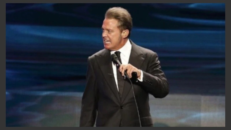 Luismi, con mirada picante hacia los responsables del sonido.