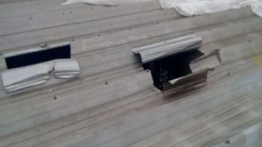 Parte de los daños ocasionados en el techo del depósito de Faldani Neumáticos.