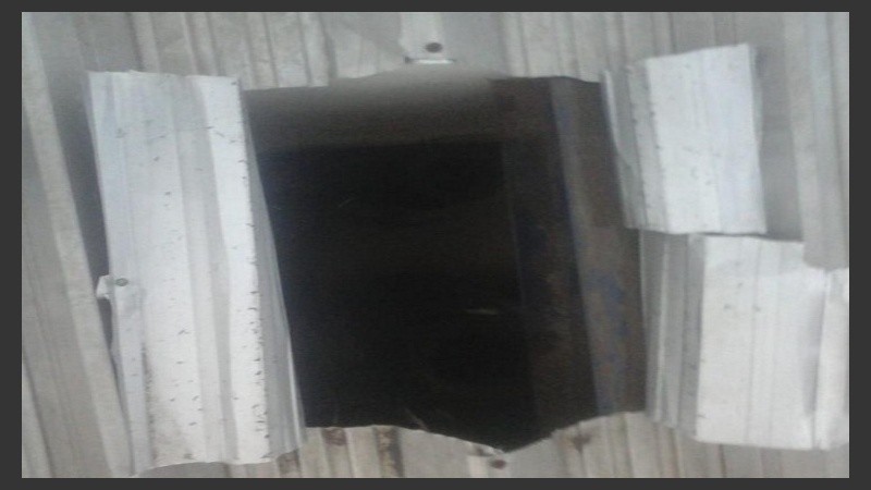 Las chapas cortadas por donde habrían ingresado los malvivientes.