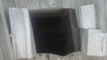 Las chapas cortadas por donde habrían ingresado los malvivientes.